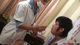 Fisted twink asiático se masturbando enquanto é pelado pelo médico