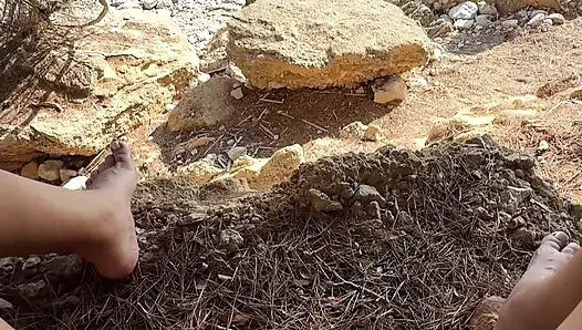 Gadis kencing di luar ruangan berkali-kali: pendakian putus asa dengan kandung ke pantai umum kencing di mana-mana