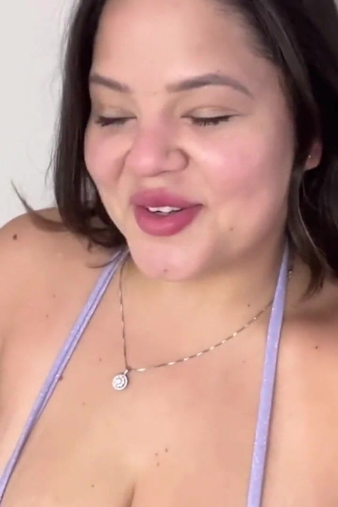 Grandota se folla al mejor amigo del hermanastro a sus espaldas - Dani Valentina (latina de grandes tetas naturales y gruesas)