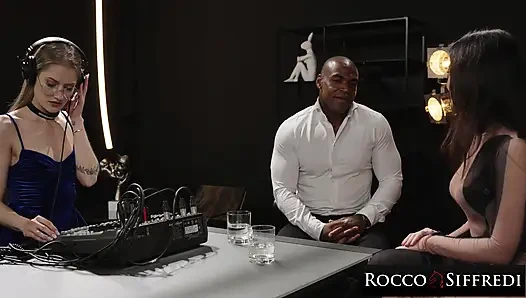 Rocco siffredi - si cewek semok latina valentina nappi & blondie tiffany tatum berbagi kontol monster
