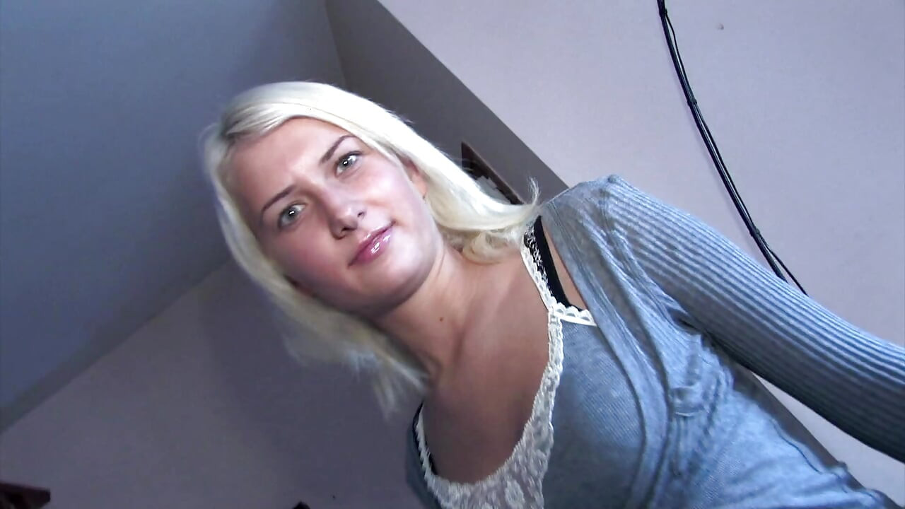 Blondes spanisches teen hüpft auf großem schwanz