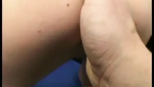 Die lockige blondine bekommt ihre haarige muschi gefingert