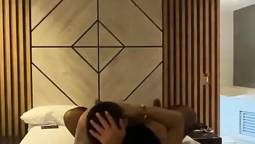 Die unterwürfige Ehefrau hat spritzende Orgasmen, die überall auf dem Bett nassen