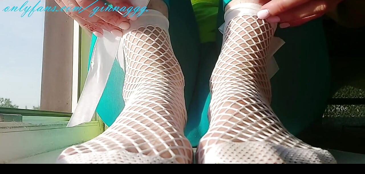 Voetmassage natte voeten gladde tenen lichte voetslagen mooie nagels Pedicure sexy Ginnagg
