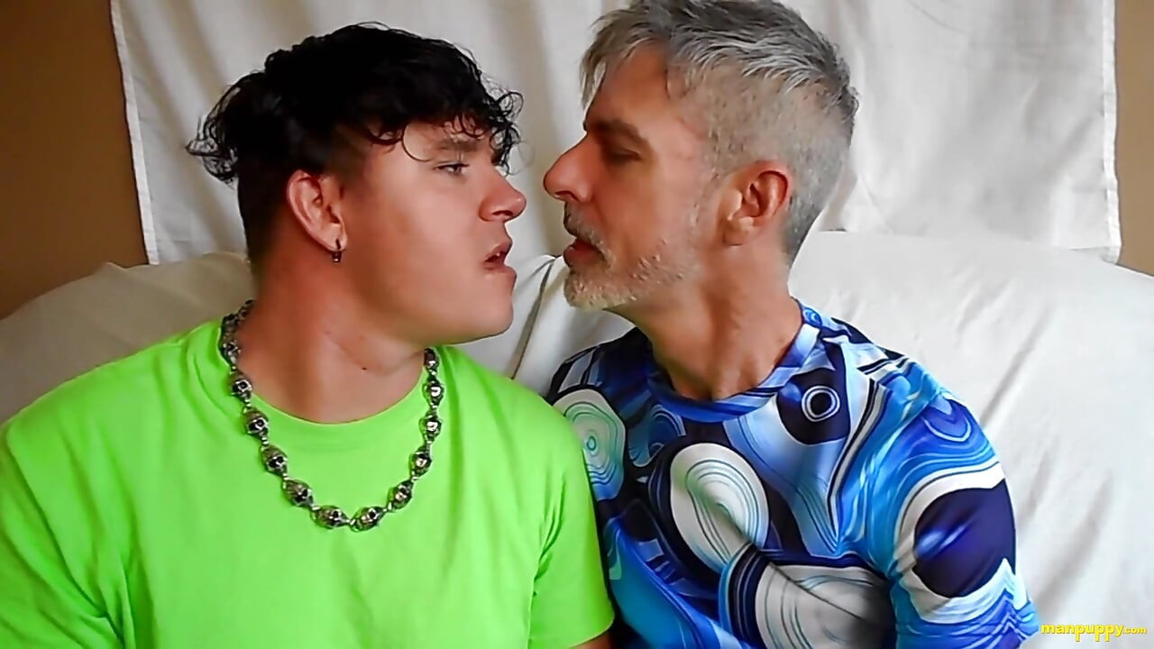 Hot Gay Kissing with Richard & Leo