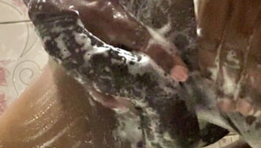 Hongerige Indische zwarte dikke lul die wacht om zijn vriendin te neuken, wordt zo geil tijdens het baden