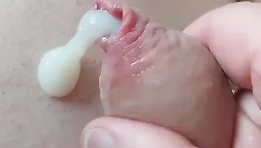 Naked Sissyclit Cumshot