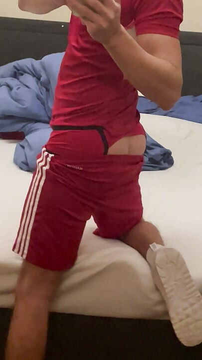 Deportista masturbándose con uniforme de fútbol