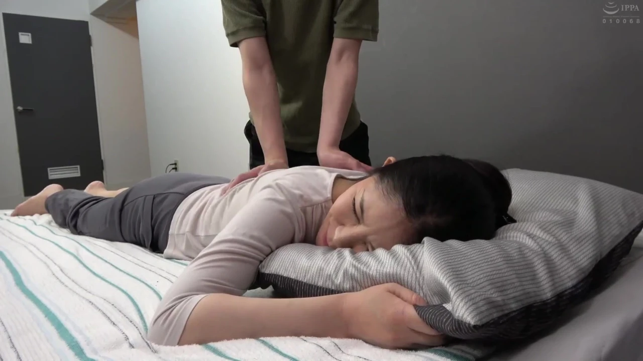 I Pull my Pants Down While Giving her a Massage... - Part.1