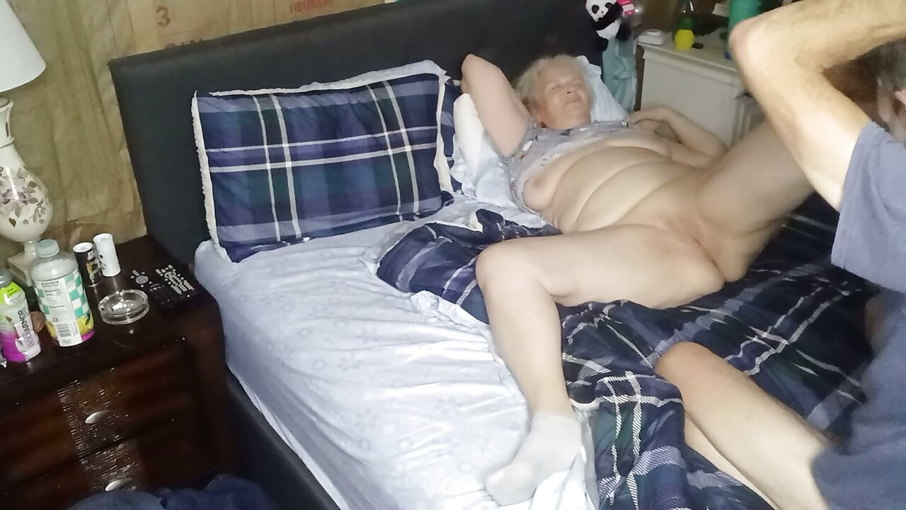 Hot BBW MILF Lets Her Neighbor Eat Her Pussy! Nice Orgasm!