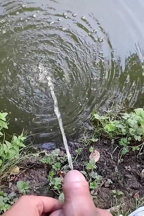 長時間在水邊撒尿會使水冒泡