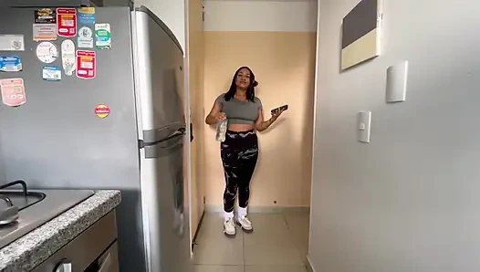 Aku mergokin adik tiriku lagi bikin video bokong dan kami akhirnya ngentot habis-habisan dengan imbalan keheninganku