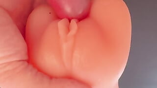 Jouet de baise de chatte et éjaculation à l’intérieur d’un creampie