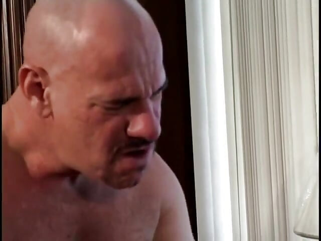 Geile chocoladebabe wil een witte pik proeven en het ruw neuken