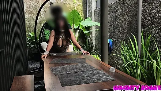 Bonnie dildo eğlencesi sonrası teslimatçı adamın içine boşalmasına izin veriyor