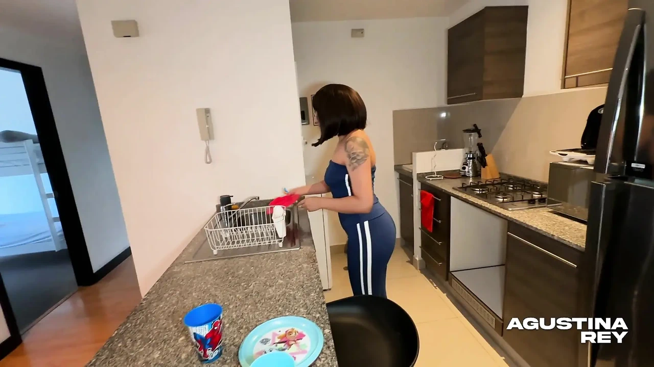 这个放荡的保姆只想让我的鸡巴进她体内然后内射