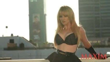 Melissa Rauch's Maxim photo shooting - behind the scenes