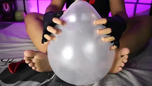 Şişirilmiş balonları emişli ve parmakla sikiyor - bunny looner