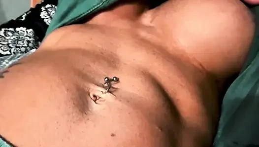 Hapşırık ve kafası karışıkkandy'ler tıknaz hapşırıyor ve göbek sallıyor