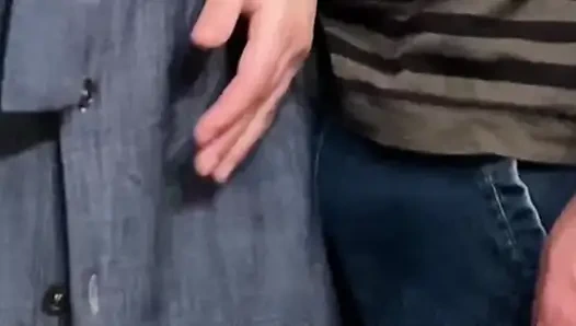 Грязное хобби! Старик трахает пальцами идеальную киску на публике