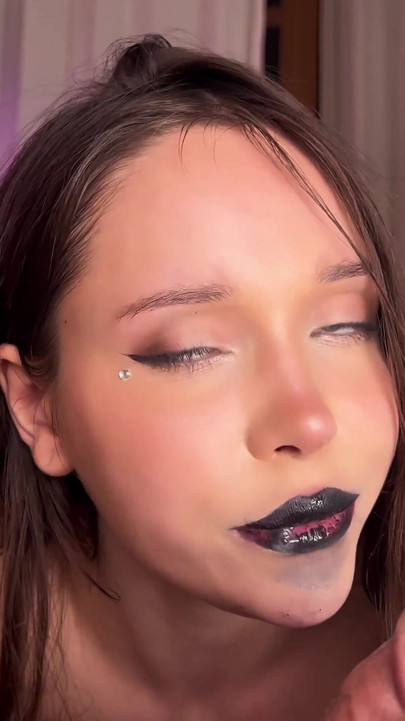 ゴシックな女性はまたがり、それを吸った