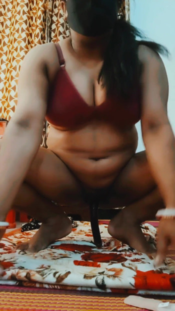 Indisches boudi-reiten beginnt und sie bekommt einen kleinen orgasmus. (Teil I) | Clip 2