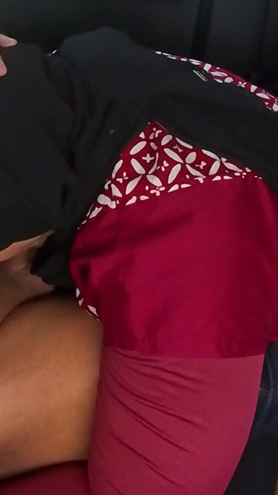 Desperate Asian Hijabi Muzułmańska pracownica biurowa zmaga się z rachunkiem taksówek, kończy się połykaniem penisa kierowcy - Minokiiko | Klip 1