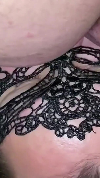 "Sürpriz göt yalama ve temizlikten duygusal an. Onlyfans orta yaşlı seksi kadın MarydiFree'nin götünü yalıyor ve kokluyor."