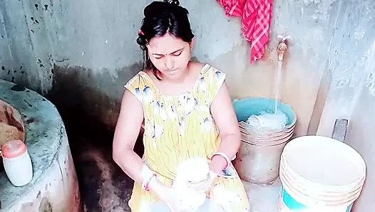 Ibu tiri yang seksi dengan pertama kali sendirian di rumah