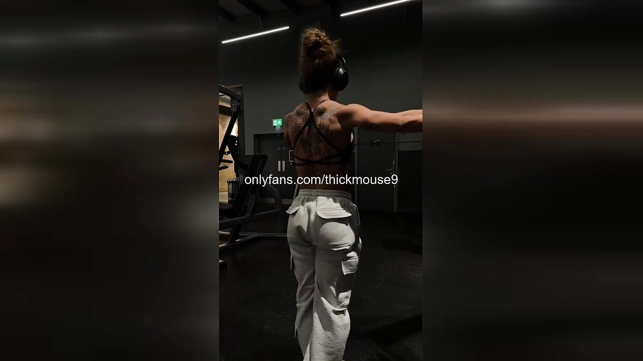 Niegrzeczny poślizg cipki nastolatka podczas tańca na żywo na Instagramie