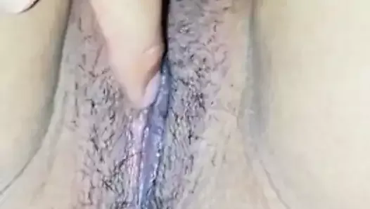 Abriendo su vagina mojadita