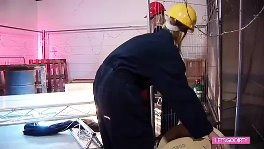 Blonde schätzchen in netzstrümpfen mit tollen möpsen genießen es in einem schwanz