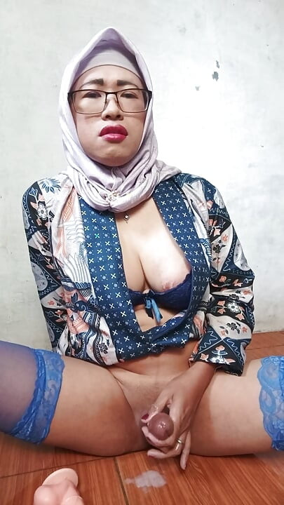 Hijab Shemales with Big Dicks Dildo Masturbate Until She Cum