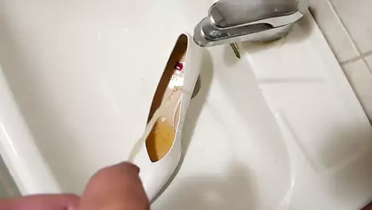karısının beyaz yüksek topuk işemek