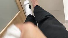 Паренек снимает порцию спермы на элитных носках Nike