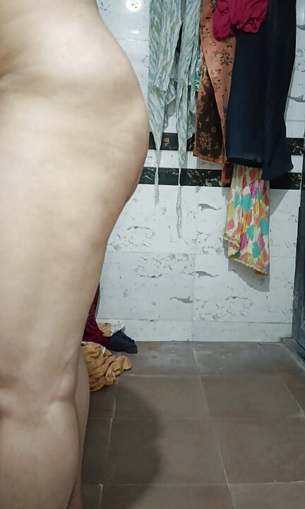 Priya hete badshow in de badkamer