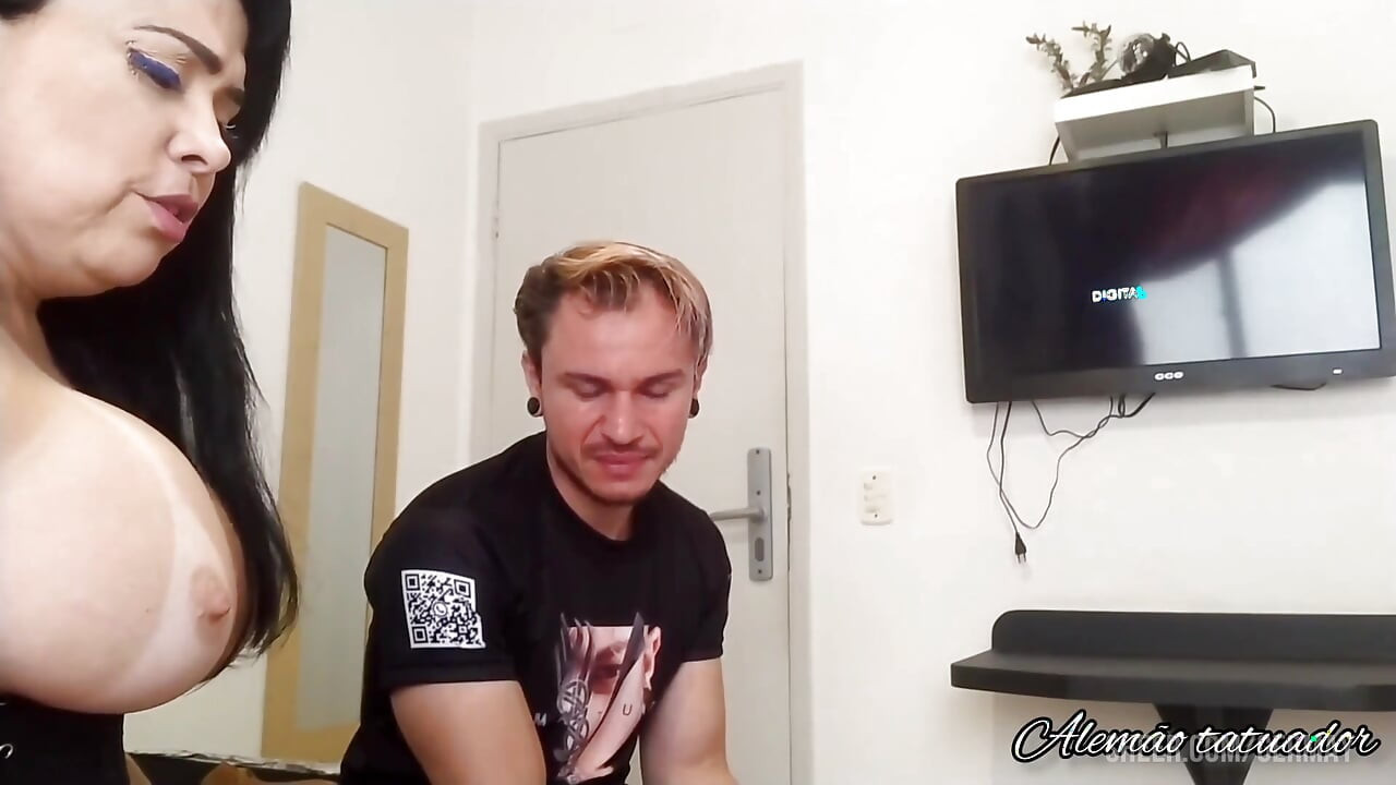 索拉亞·卡里奧卡紋身並用她的Cuvisa付款