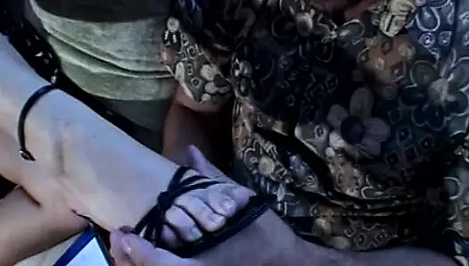 Фут-фетиш пробы крошки-брюнетки превращается в грубый секс