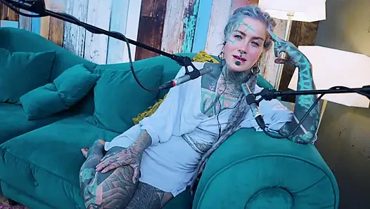 Ich spreche über F - Fear - ASMR podcast SFW spricht goth dünnes mädchen dreadlocks tattoo-modell inked mädchen