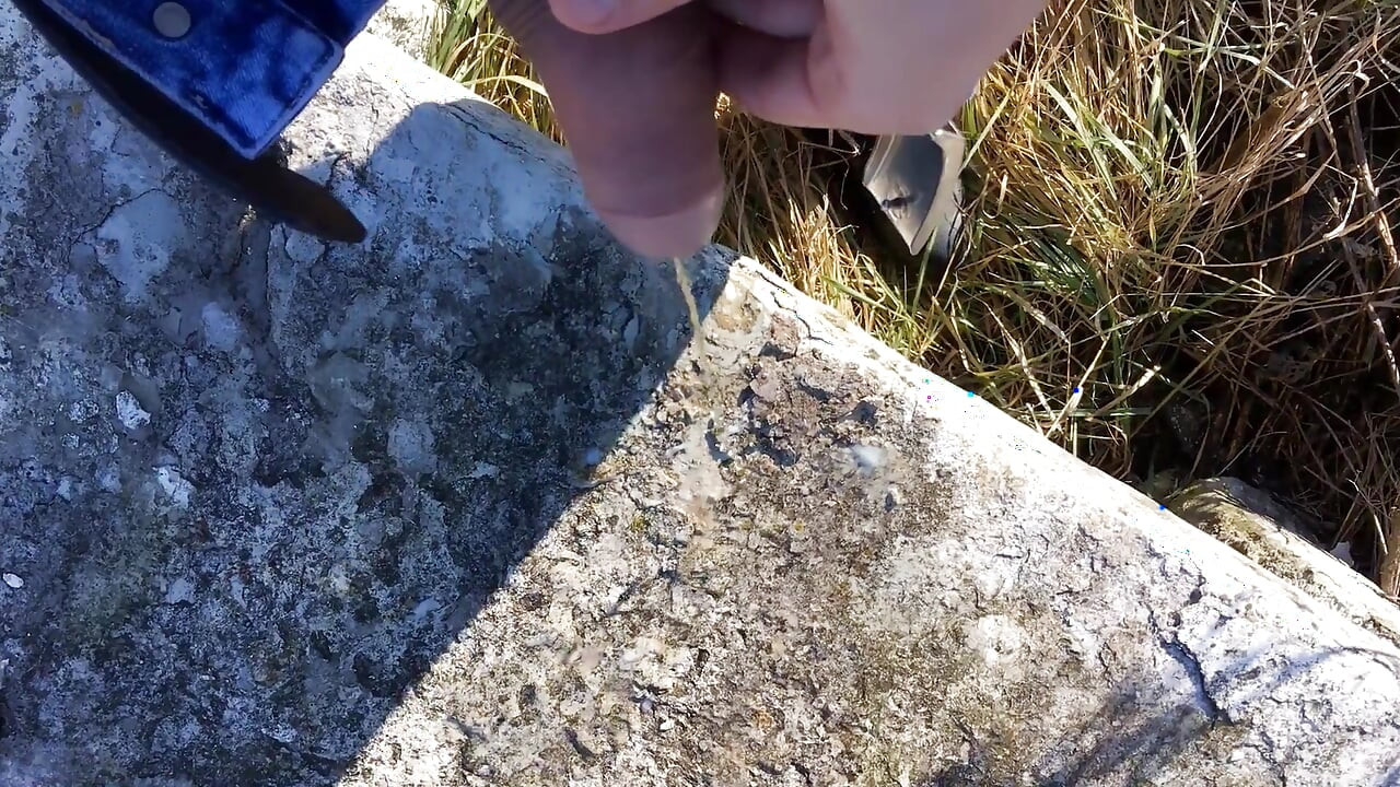 Mear en mi semen en piedra al aire libre