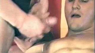 Drei heiße Jungs teilen sich einen schwulen Fickkameraden