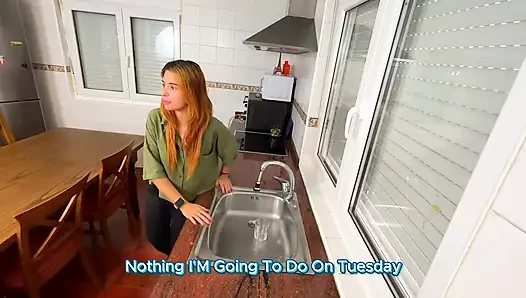 Azgın kız arkadaş mutfakta sikiliyor ve ayaklarına boşaltıyor