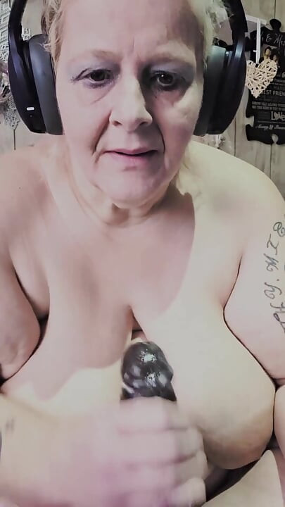 チンポしゃぶりと精液を噛みしめながら