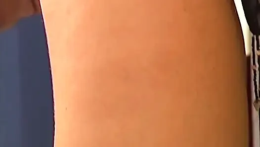 Olgun orta yaşlı seksi kadın amını kenetleyip sırılsıklam yapıyor
