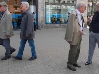 Alte Männer auf den Straßen 07