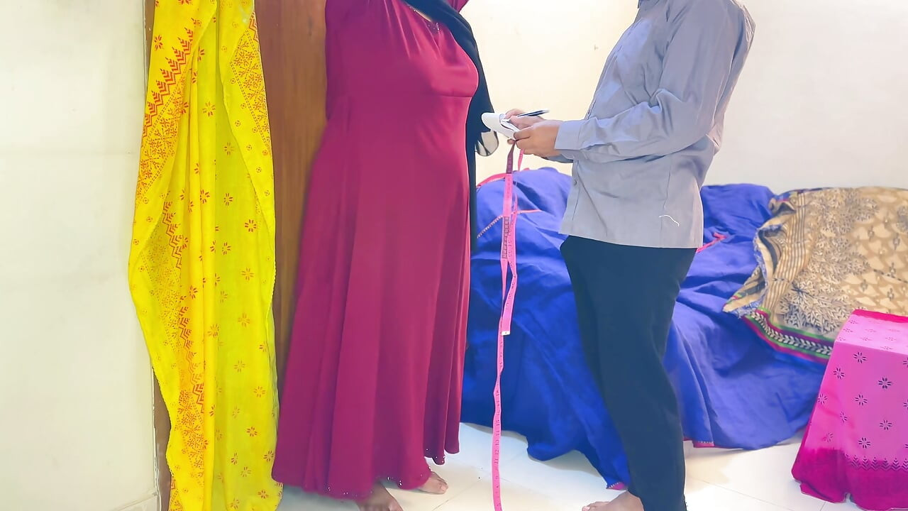 Desi tante met dikke kont geneukt door kleermaker in winkel deel 2