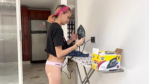 Aku mengelabui fakta bahwa tidak ada orang di rumah, untuk menyetubuhi saudara tiriku dengan keras di dapur.