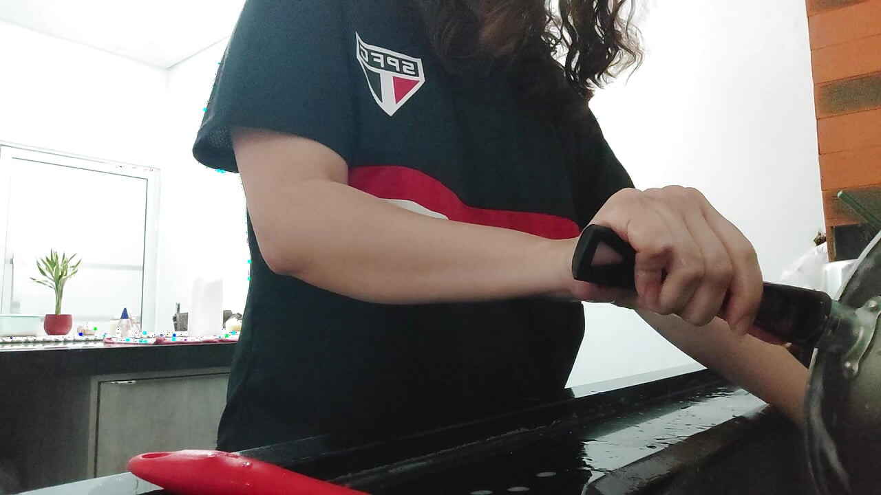 Woman teasing while washing dishes. She loves to transmit to the voyeurs on duty