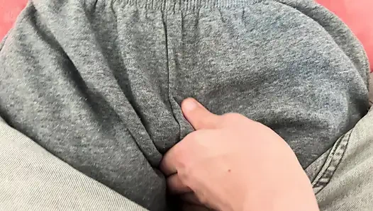 Üvey erkek kardeşim külotuma boşalıyor ve onları spor salonunda giyeceğim