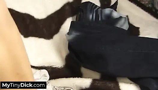 Чернокожая шлюшка шаловливая играет с неудачником с маленьким хуем